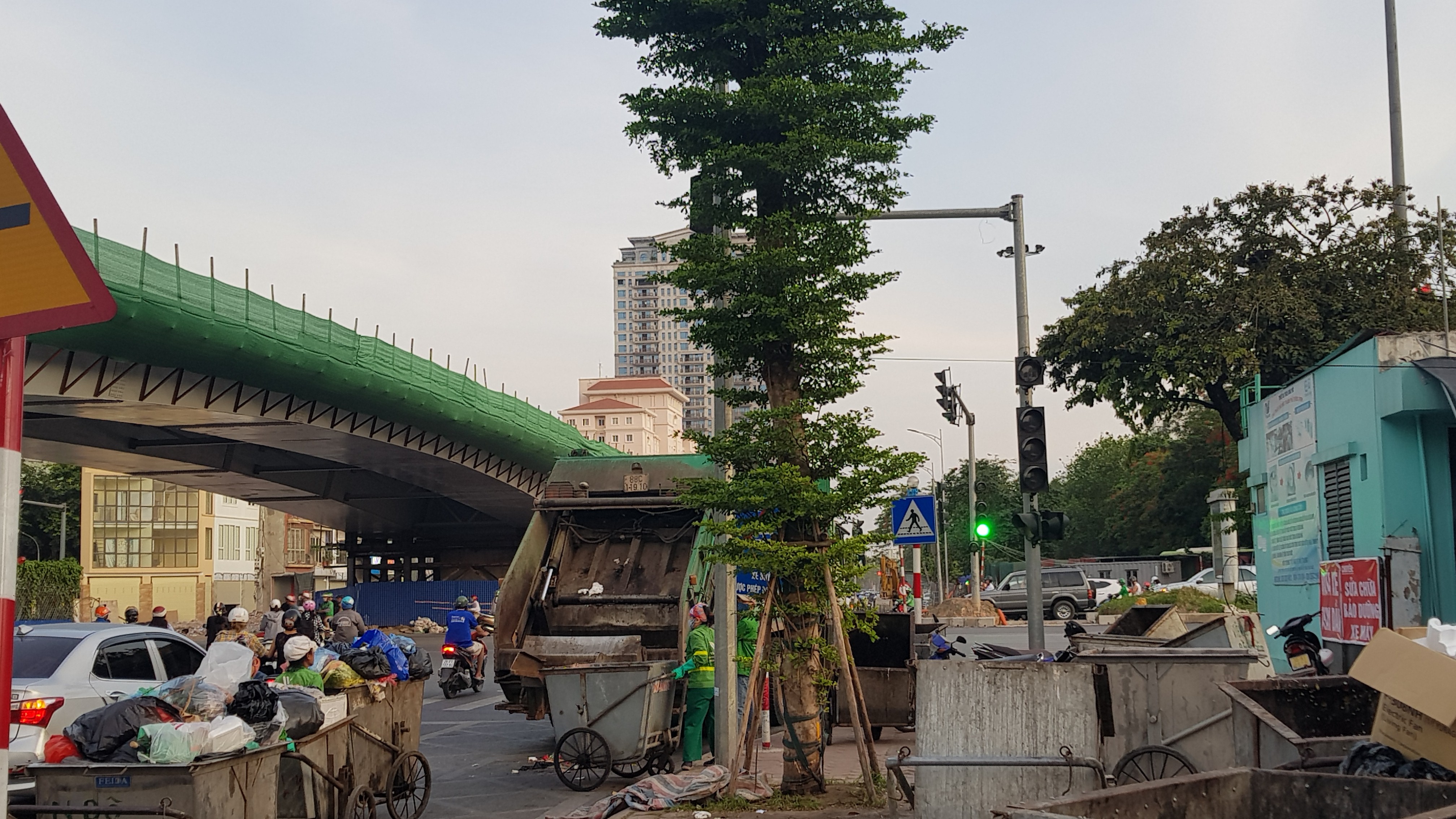 Điểm tập kết và thu gom rác thải chưa hợp lý